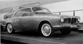 BMW 3200 CS (1962) - frühes Coupé bei einer Ausstellung, dahinter der Alfa Romeo 2000 Sprint, ebenfalls von Bertone