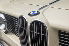 BMW 3200 CS (1964) - BMW-Propeller auf dem Bug (1964)