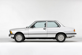 BMW 320i (1975) - der erste Dreier der Baureihe E21 war nur geringfügig grösser als der 2002, den er ablöste
