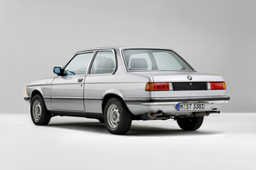 BMW 320i (1975) - mit doppelflutiger Auspuffanlage BMW 320i (1975) - mit doppelflutiger Auspuffanlage