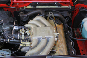 BMW 320i Cabriolet (1988) - Blick unter die Motorhaube