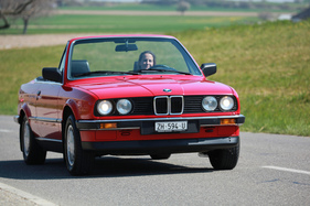 BMW 320i Cabriolet (1988) - ein stabiler Frontscheibenrahmen wirkt auch als Überrollschutz