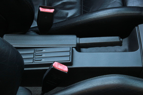 BMW 320i Cabriolet (1988) - praktisch - aufpreispflichtige Kassettenfächer über der Kardanwelle