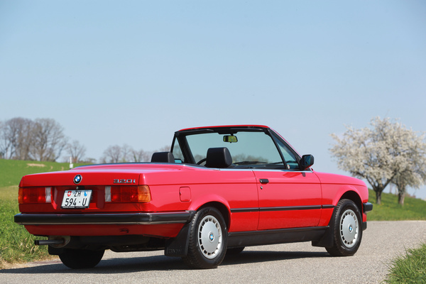 BMW 320i Cabriolet (1988) - selbst mit Stahlrädern und Radkappen wirkt das Cabriolet gediegen