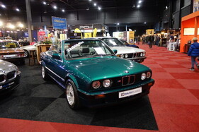 BMW 320i Cabriolet (1992) mit geringer Laufleistung und falschem M-Schild angeboten für 35'000 € – Classic Car Show Maastricht 2023