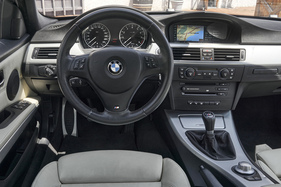 BMW 320si (2006) - Cockpit mit M-Lenkrad und -Schalthebel
