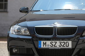 BMW 320si (2006) - typisch für den E90 war die Form der Doppelscheinwerfer unter Glas