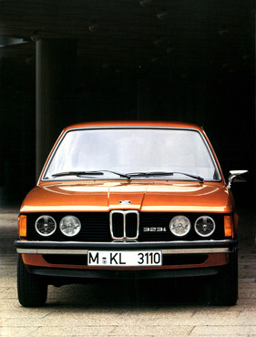 BMW 323i (1978) - Frontansicht mit dem berühmten Doppelaugengesicht