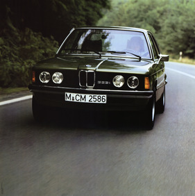 BMW 323i (1978) - das "323i"-Signet auf dem Kühler signalisiert das zusätzliche Leistungsvermögen