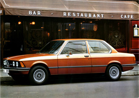 BMW 323i (1978) - elegant parkiert für eine Werbeaufnahme