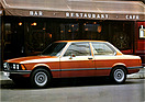 BMW 323i (1978) - elegant parkiert für eine Werbeaufnahme