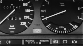 BMW 323i (1983) - mit Service-Anzeige