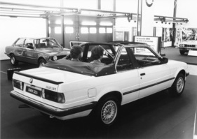BMW 323i Cabriolet (1983) - das von Baur gefertigte Cabriolet mit Überrollbügel ist 7'500 Franken teurer als die geschlossene Version - am Genfer Automobilsalon von 1983