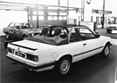 BMW 323i Cabriolet (1983) - das von Baur gefertigte Cabriolet mit Überrollbügel ist 7'500 Franken teurer als die geschlossene Version - am Genfer Automobilsalon von 1983