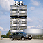 BMW 325i (1988) - viertürige Limousine der Baureihe E30 vor dem BMW-"Vierzylinder" (© BMW AG, 1988) BMW 325i (1988) - viertürige Limousine der Baureihe E30 vor dem BMW-"Vierzylinder" (© BMW AG, 1988)