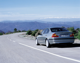 BMW 325i (2000) - viertürige Limousine der Baureihe E46 (2000)