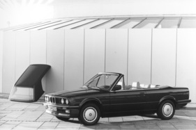 BMW 325i Cabrio (1987) - mit Stahlrädern und Radkappen, im Hintergrund das teure Hardtop