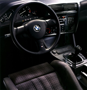 BMW 325i Cabrio (1988) - Interieur mit fahrerorientiertem Cockpit