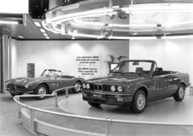 BMW 325i Cabriolet (1986) - im eigenen Werk gebaut und an die Tradition (507 im Hintergrund) anknüpfend - Genfer Autosalon 1986