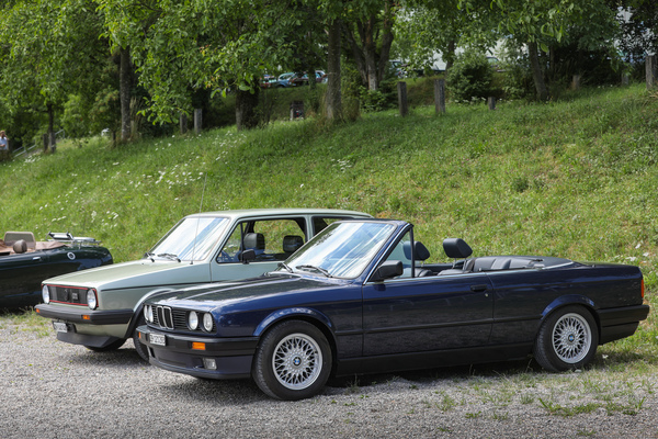BMW 325i Cabriolet (1988) - frühes E30-Cabriolet (neben einem VW Golf GTI) ... - Albisgütli Classics Cars & Bikes Juli 2025