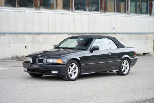 Image: BMW 325i Cabriolet (1993) - as lot 02 at the auction "Classic Automobiles & Motorcycles" of the Oldtimer Gallery in Toffen on October 18, 2025