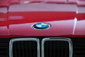 BMW 325i Cabriolet (E30, 1989) - BMW-Zeichen oberhalb der Niere vorne (1989)