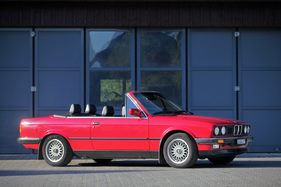 BMW 325i Cabriolet (E30, 1989) - der Windschutzscheibenrahmen soll bei einem Überschlag zusätzlich schützen und ist darum besonders stabil gebaut