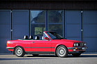 BMW 325i Cabriolet (E30, 1989) - der Windschutzscheibenrahmen soll bei einem Überschlag zusätzlich schützen und ist darum besonders stabil gebaut