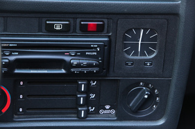 BMW 325i Cabriolet (E30, 1989) - die Analoguhr in der Mittelkonsole