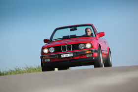 BMW 325i Cabriolet (E30, 1989) - mit zwei Abschlepphaken vorne, die aber wohl meist nur selten gebraucht wurden