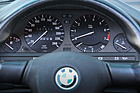 BMW 325i Cabriolet (E30, 1989) - vier klassische Rundinstrumente vor dem Fahrer