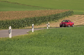 BMW 325i Cabriolet (E30, 1989) - was gibt es Schöneres als im BMW Cabriolet durch die Landschaft zu gleiten? (1989)
