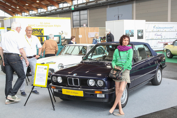 BMW 325i Cabriolet mit knapper bekleideter Schaufensterpuppe - Motorworld Classics Bodensee 2022