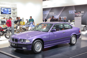 BMW 325i Coupé (1994) - individualisiert auf dem BMW-Stand (Techno Classica 2017)