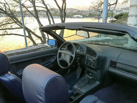 BMW 325i E36 Cabriolet (1993) – Das Cockpit. Dass es sich beim Fotomodell um ein Exemplar mit Automatik handelt, erkennt man sofort. BMW 325i E36 Cabriolet (1993) – Das Cockpit. Dass es sich beim Fotomodell um ein Exemplar mit Automatik handelt, erkennt man sofort.