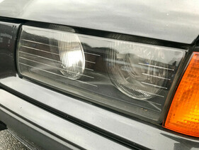 BMW 325i E36 Cabriolet (1993) – Im Gegensatz zum E30 befinden sich die Scheinwerfer beim Nachfolger hinter einer Glasabdeckung.