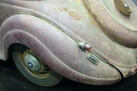 BMW 327 (1939) - man kann kaum erahnen, wie dieses Fahrzeug einst gestrahlt hat (Techno Classica 2013)