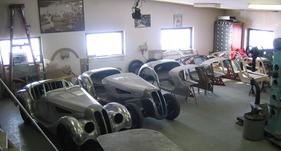 BMW 328 (1938) -  Serienproduktion BMW 328 bei der Firma Stauch Nähe Prag - nicht weniger als fünf BMW 328 in unterschiedlichen Stadien des Aufbaus, der Rahmen für den für den nächsten Neubau links an der Wand