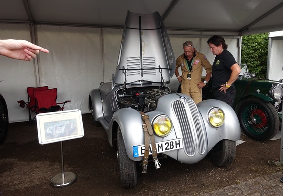 BMW 328 (1938), auf wen zeigt der Finger wohl... – Classic Days 2025