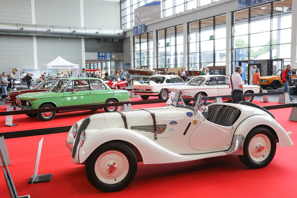 BMW 328 (1938) - der schnelle Rennsportwagen mit Reihen-Sechszylinder auf dem BMW-Clubstand - Klassikwelt Bodensee 2024