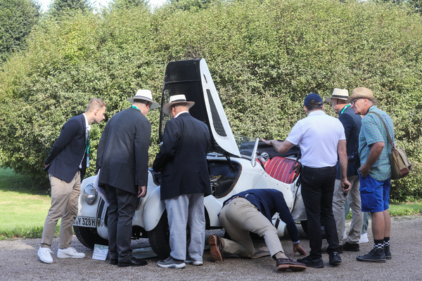 Bild: BMW 328 (1939) - hier wird genau untersucht, ob er original ist - 19. ASC Classic-Gala Schwetzingen 2023