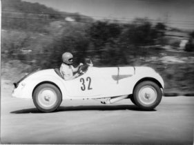 BMW 328 (1979) - Uli Sauer mit leicht abgehobenen Rädern auf dem Travering beim Prix Maritime, Bad Oldesloe