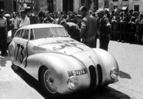 BMW 328 Kamm Rennlimousine (1939) - an der Mille Miglia 1940 mit den Fahrern G. Lurani und F. Cortesi, die wegen technischen Problemen ausschieden