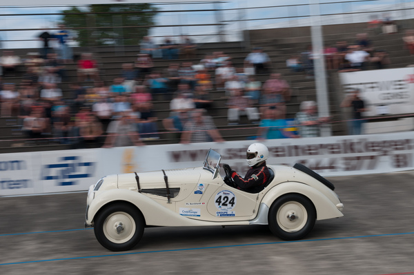 BMW 328 Roadster (1939) mit Philippe Burckhardt am Indianapolis in Oerlikon 2014