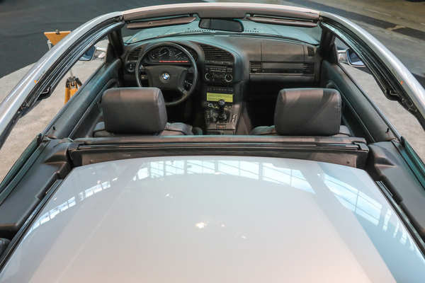 BMW 328i Cabriolet Karmann (1994) - Blick in den Inneraum des Einzelstücks "Karmann K2" mit variabel öffnendem Glasdach - 24. Retro Classics 2025