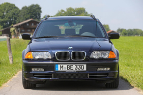 BMW 330i Touring (2000) - Vieraugengesicht unter Glas BMW 330i Touring (2000) - Vieraugengesicht unter Glas