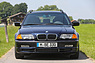 BMW 330i Touring (2000) - Vieraugengesicht unter Glas (© Bruno von Rotz, 2025) BMW 330i Touring (2000) - Vieraugengesicht unter Glas (© Bruno von Rotz, 2025)