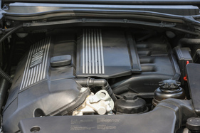 BMW 330i Touring (2000) - der Reihensechszylinder sitzt weit hinten im Motorraum