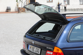 BMW 330i Touring (2000) - die praktische separat zu öffnende Glasklappe am Heck