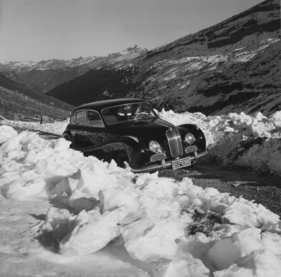 BMW 501 (1953) - auf Schnee zeigt sich die hervorragende Strassenlage besonders